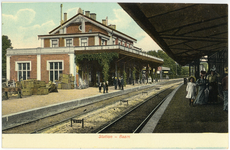 7490 Gezicht op de perronzijde van het H.S.M.-station Baarn te Baarn, uit het westen.